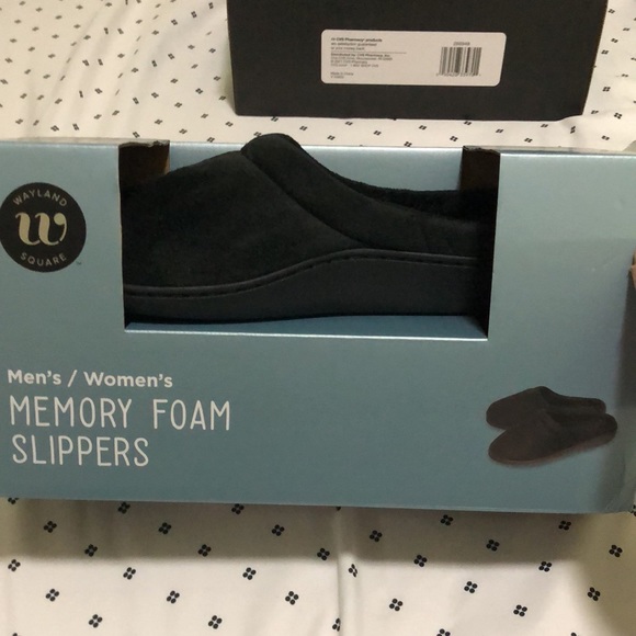 NEW Comfy Classic pair of moccasin slippers - Picture 8 of 9